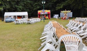 Eine Bierzeltgarnitur mit Lehne ist die Alternative zu Stühlen