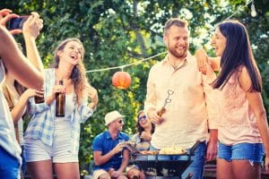 Gruppe von lachenden Menschen auf einer Gartenparty